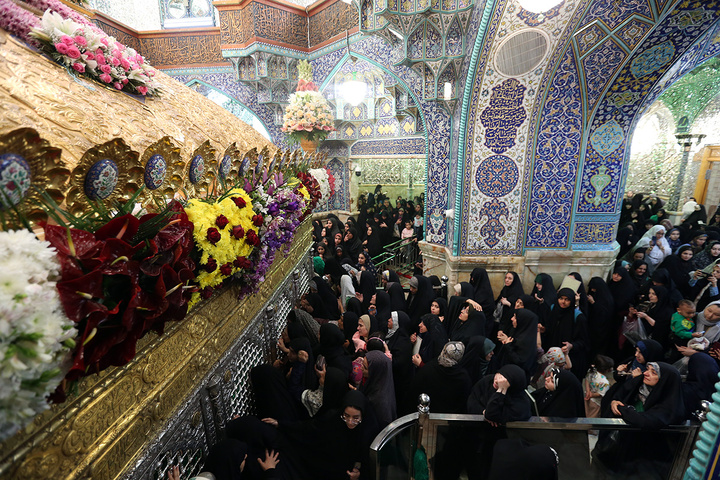 1 گل‌آرایی ضریح مطهر حرم حضرت معصومه (س) در آستانه آغاز دهه کرامت