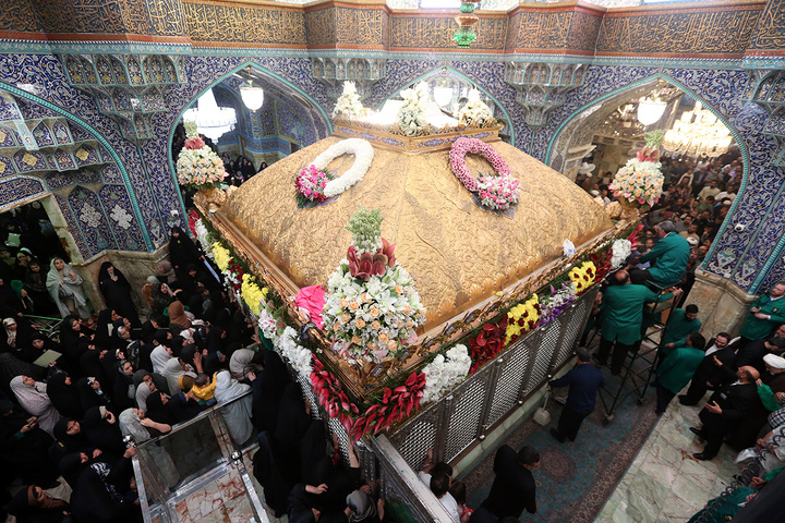 1 گل‌آرایی ضریح مطهر حرم حضرت معصومه (س) در آستانه آغاز دهه کرامت