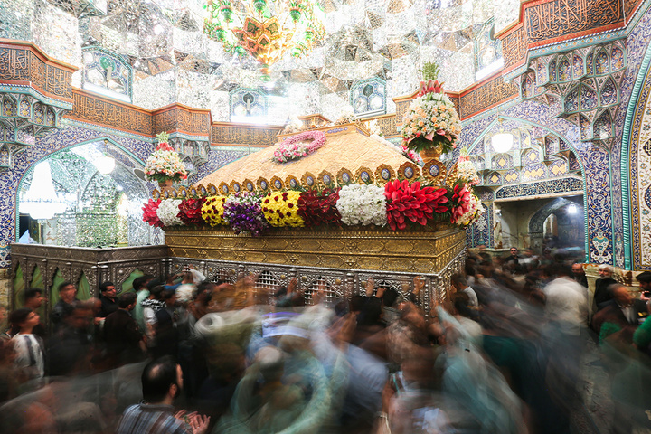 1 گل‌آرایی ضریح مطهر حرم حضرت معصومه (س) در آستانه آغاز دهه کرامت