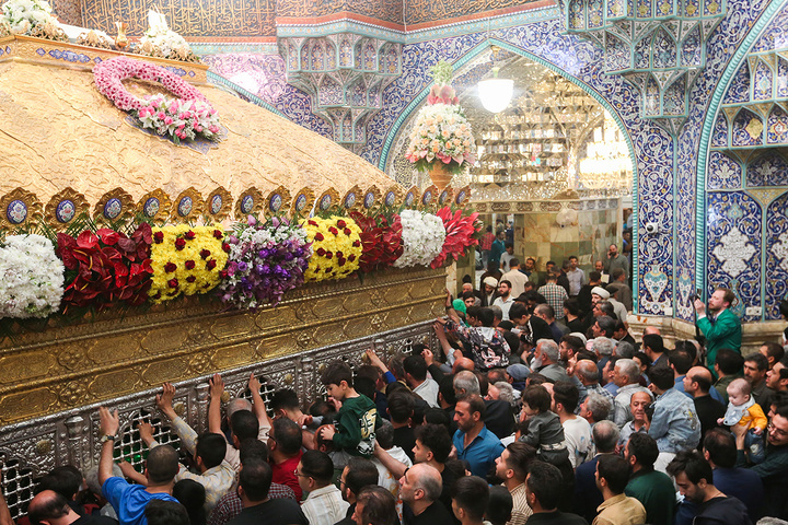 1 گل‌آرایی ضریح مطهر حرم حضرت معصومه (س) در آستانه آغاز دهه کرامت