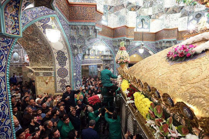 1 گل‌آرایی ضریح مطهر حرم حضرت معصومه (س) در آستانه آغاز دهه کرامت