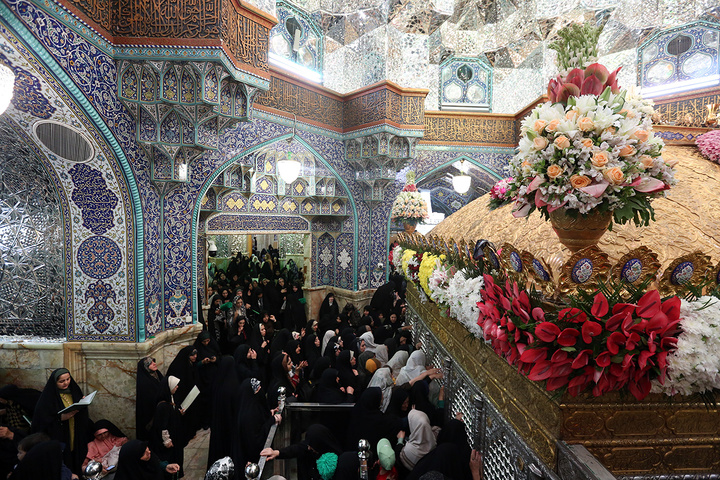 1 گل‌آرایی ضریح مطهر حرم حضرت معصومه (س) در آستانه آغاز دهه کرامت