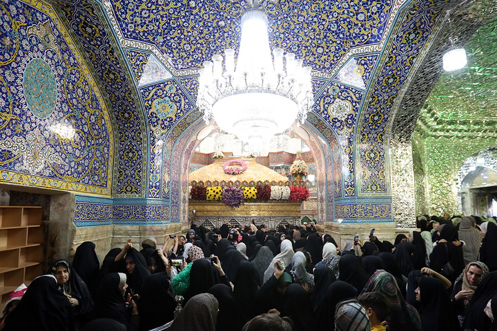 1 گل‌آرایی ضریح مطهر حرم حضرت معصومه (س) در آستانه آغاز دهه کرامت