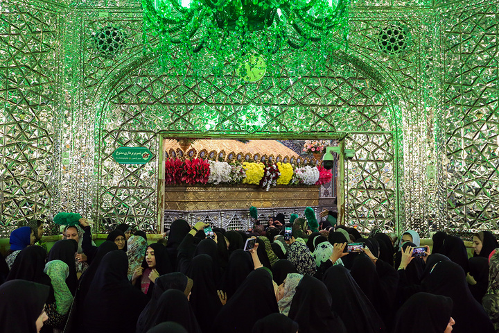 1 گل‌آرایی ضریح مطهر حرم حضرت معصومه (س) در آستانه آغاز دهه کرامت