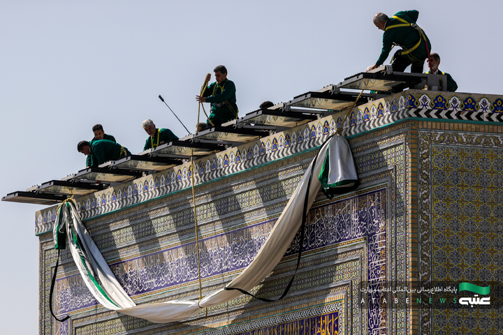 تركيب جداریات بمناسبة أیام عشرة الكرامة في الحرم الرضوي الشریف