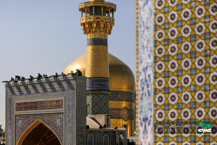 تركيب جداریات بمناسبة أیام عشرة الكرامة في الحرم الرضوي الشریف