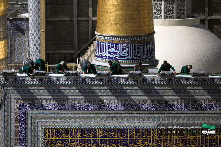 تركيب جداریات بمناسبة أیام عشرة الكرامة في الحرم الرضوي الشریف