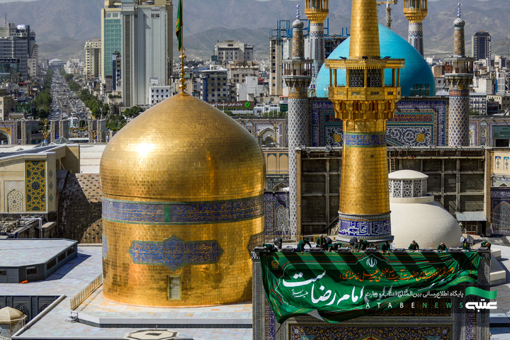 تركيب جداریات بمناسبة أیام عشرة الكرامة في الحرم الرضوي الشریف