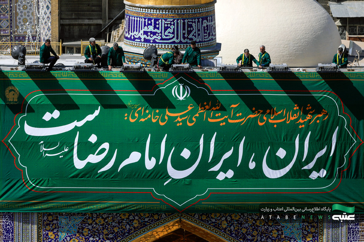 تركيب جداریات بمناسبة أیام عشرة الكرامة في الحرم الرضوي الشریف