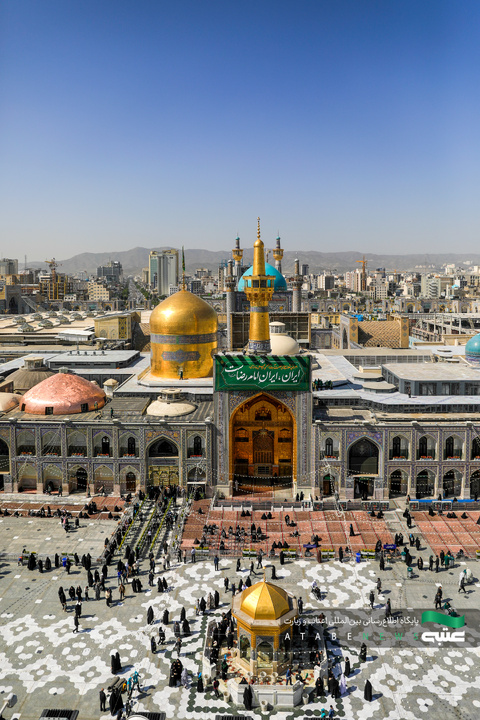 تركيب جداریات بمناسبة أیام عشرة الكرامة في الحرم الرضوي الشریف