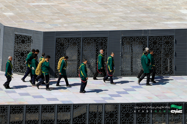 تركيب جداریات بمناسبة أیام عشرة الكرامة في الحرم الرضوي الشریف