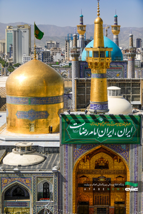 تركيب جداریات بمناسبة أیام عشرة الكرامة في الحرم الرضوي الشریف