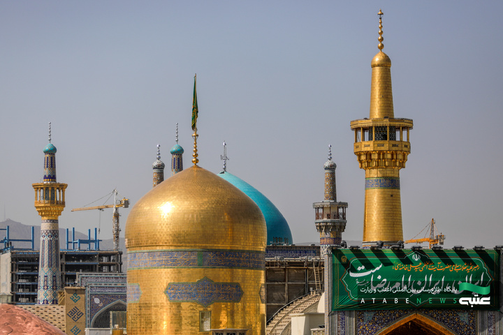 تركيب جداریات بمناسبة أیام عشرة الكرامة في الحرم الرضوي الشریف