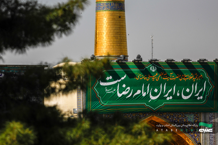 تركيب جداریات بمناسبة أیام عشرة الكرامة في الحرم الرضوي الشریف