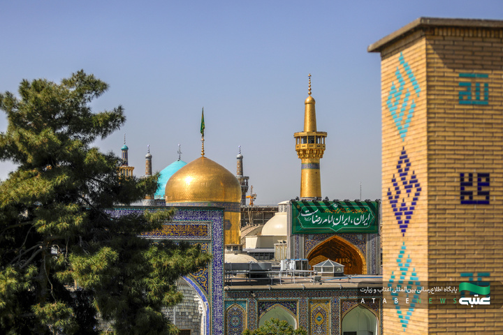 تركيب جداریات بمناسبة أیام عشرة الكرامة في الحرم الرضوي الشریف