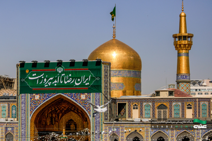 تركيب جداریات بمناسبة أیام عشرة الكرامة في الحرم الرضوي الشریف