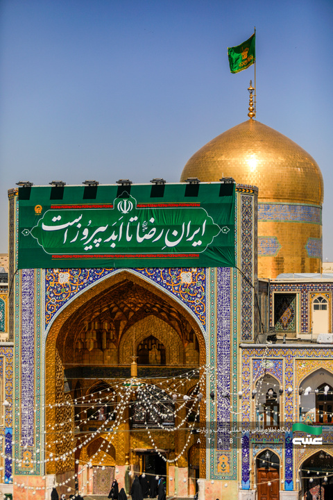 تركيب جداریات بمناسبة أیام عشرة الكرامة في الحرم الرضوي الشریف