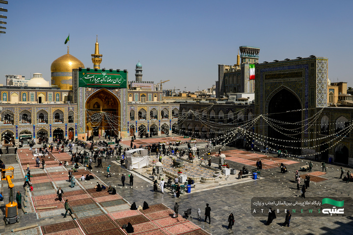 تركيب جداریات بمناسبة أیام عشرة الكرامة في الحرم الرضوي الشریف