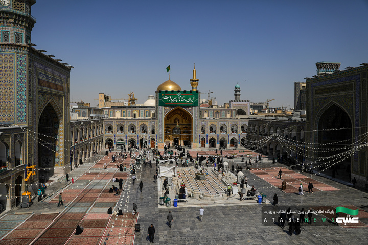 تركيب جداریات بمناسبة أیام عشرة الكرامة في الحرم الرضوي الشریف