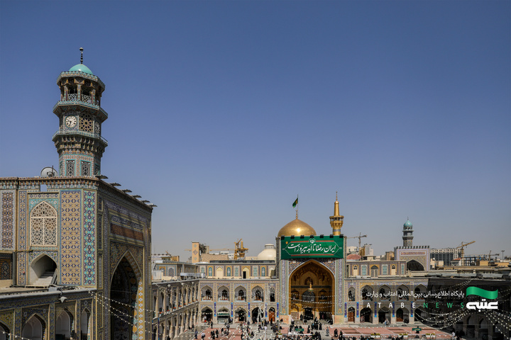 تركيب جداریات بمناسبة أیام عشرة الكرامة في الحرم الرضوي الشریف