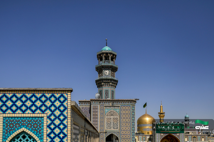 تركيب جداریات بمناسبة أیام عشرة الكرامة في الحرم الرضوي الشریف