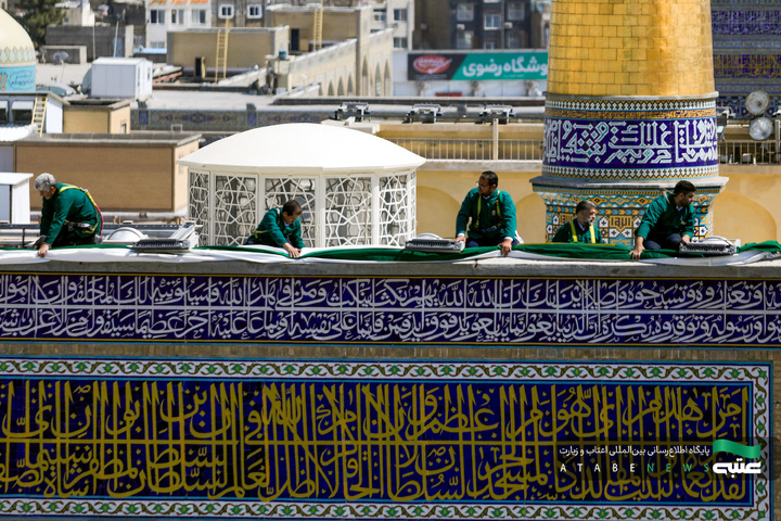 تركيب جداریات بمناسبة أیام عشرة الكرامة في الحرم الرضوي الشریف