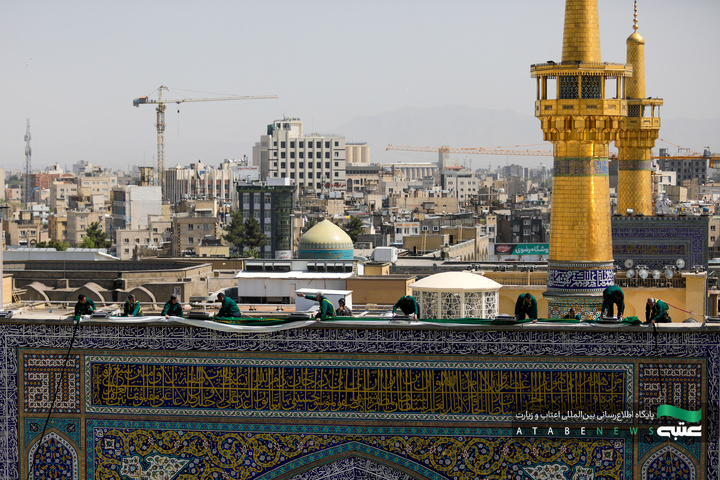 تركيب جداریات بمناسبة أیام عشرة الكرامة في الحرم الرضوي الشریف