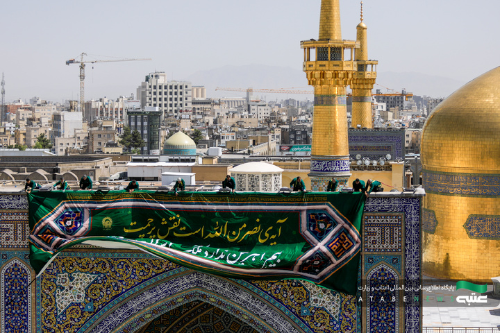 تركيب جداریات بمناسبة أیام عشرة الكرامة في الحرم الرضوي الشریف