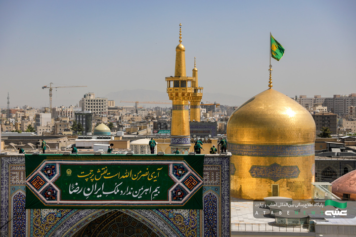 تركيب جداریات بمناسبة أیام عشرة الكرامة في الحرم الرضوي الشریف