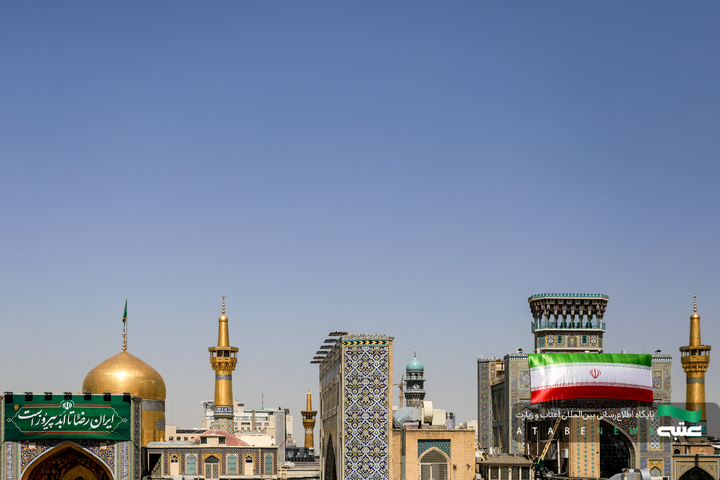 تركيب جداریات بمناسبة أیام عشرة الكرامة في الحرم الرضوي الشریف