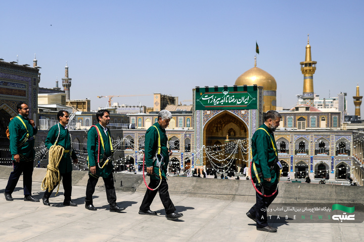 تركيب جداریات بمناسبة أیام عشرة الكرامة في الحرم الرضوي الشریف