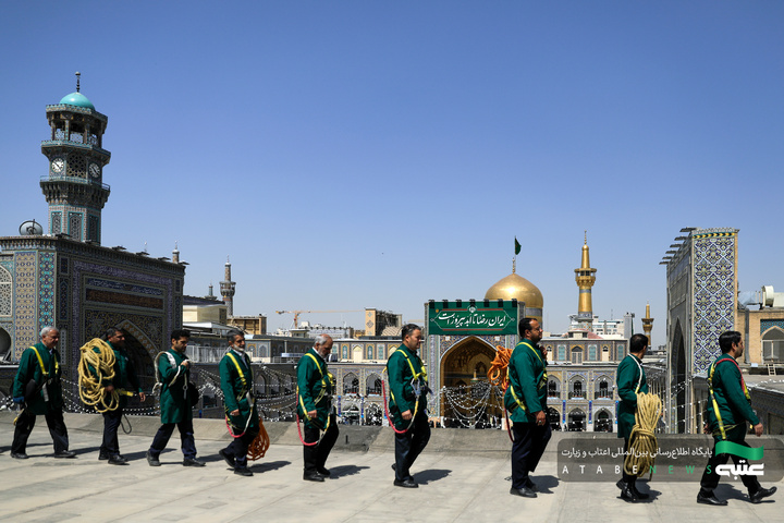 تركيب جداریات بمناسبة أیام عشرة الكرامة في الحرم الرضوي الشریف
