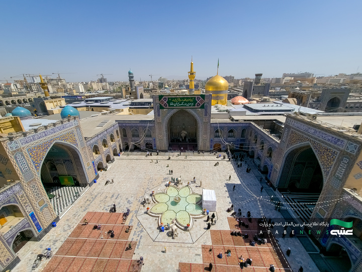 تركيب جداریات بمناسبة أیام عشرة الكرامة في الحرم الرضوي الشریف