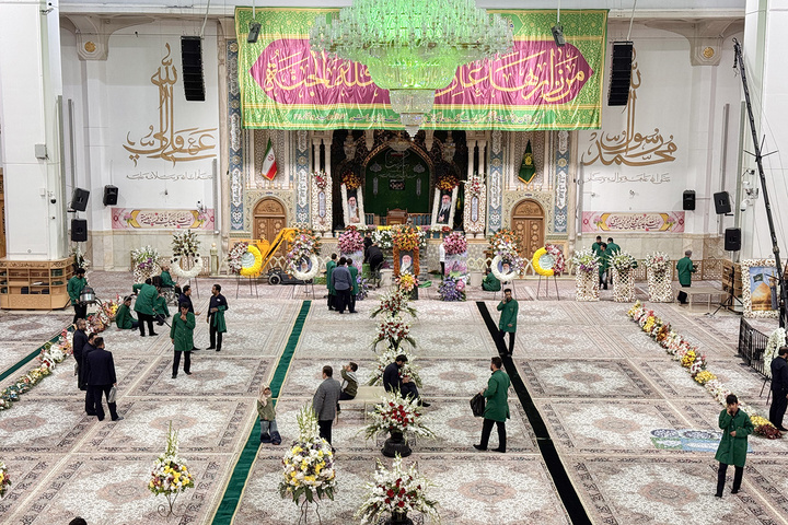 شبستان اصلی حرم مطهر بانوی کرامت غرق گل شد