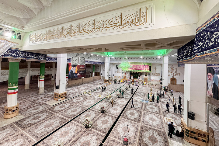 شبستان اصلی حرم مطهر بانوی کرامت غرق گل شد