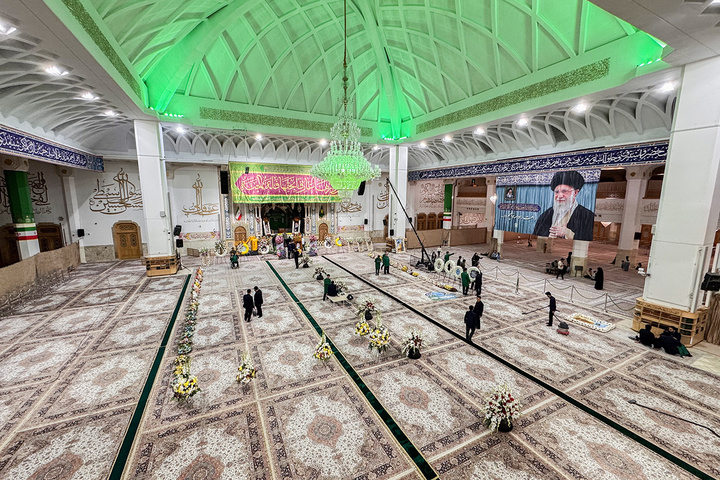 شبستان اصلی حرم مطهر بانوی کرامت غرق گل شد