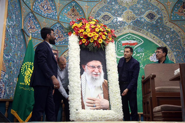 شبستان اصلی حرم مطهر بانوی کرامت غرق گل شد