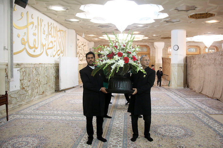 شبستان اصلی حرم مطهر بانوی کرامت غرق گل شد