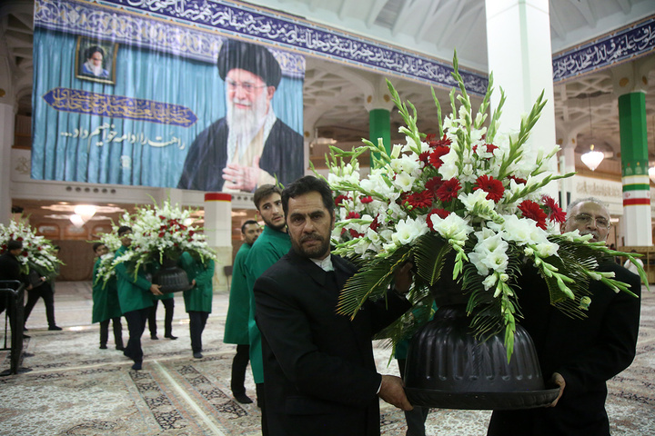 شبستان اصلی حرم مطهر بانوی کرامت غرق گل شد