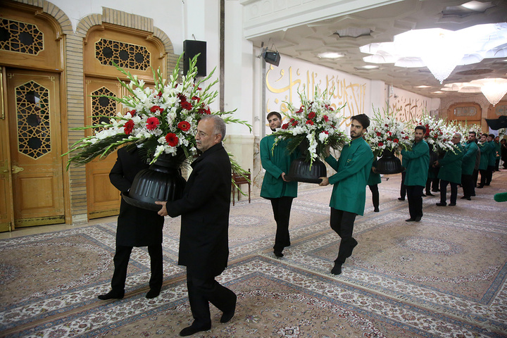 شبستان اصلی حرم مطهر بانوی کرامت غرق گل شد