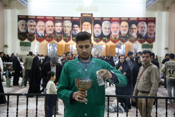 شبستان اصلی حرم مطهر بانوی کرامت غرق گل شد