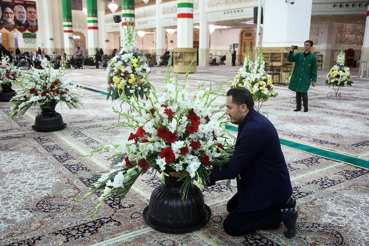 شبستان اصلی حرم مطهر بانوی کرامت غرق گل شد