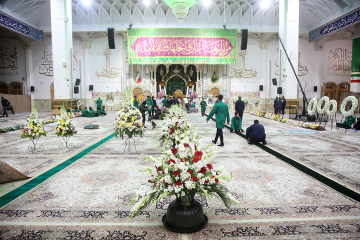 شبستان اصلی حرم مطهر بانوی کرامت غرق گل شد