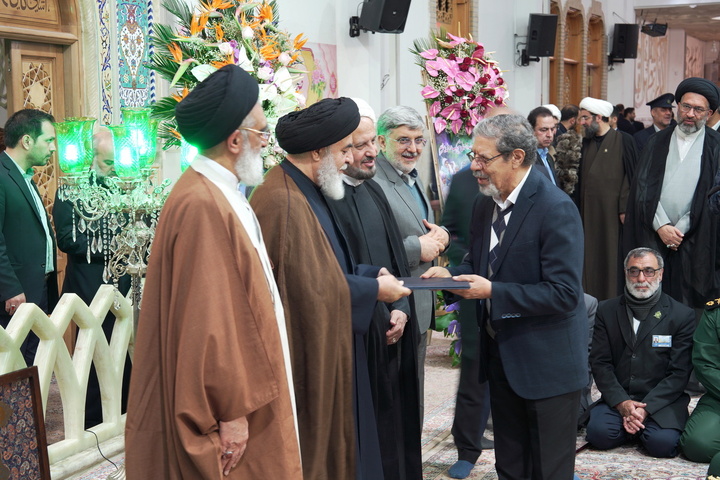 تقدیر از هشت پژوهشگر برگزیده جشنواره بین‌المللی امام رضا(ع) در حرم بانوی کرامت

