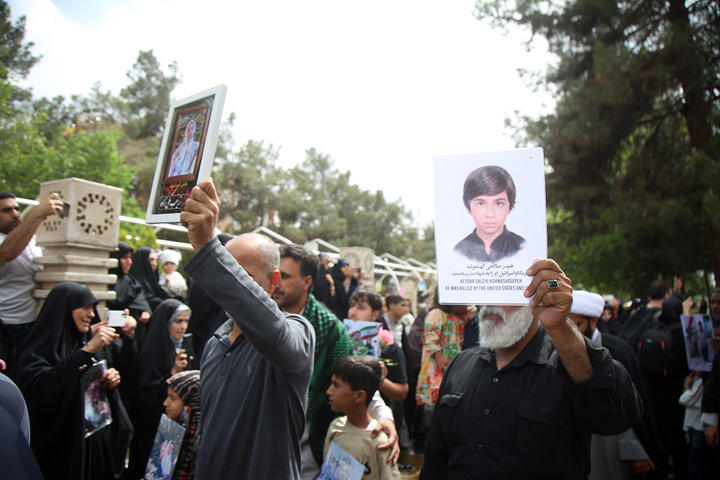 حضور خانواده‌های شهدای دانش‌آموز میناب در حرم بانوی کرامت در روز ولادت حضرت فاطمه معصومه(س)