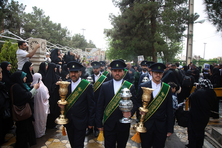 میزبانی حرم حضرت معصومه(س) و خادمان از خانواده شهدای دانش‌آموز میناب در روز دختر