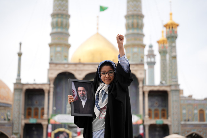 تجدید بیعت دختران قمی با رهبر انقلاب در حرم بانوی کرامت