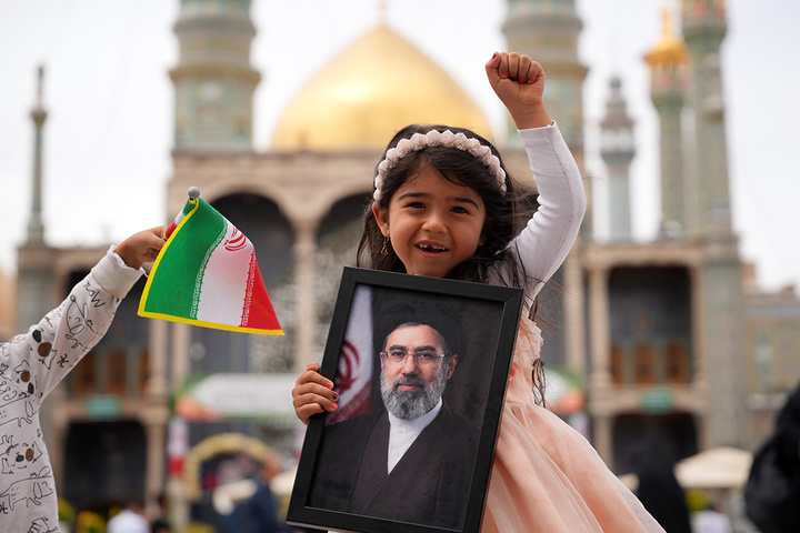 تجدید بیعت دختران قمی با رهبر انقلاب در حرم بانوی کرامت