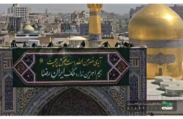 آذین‌بندی صحن‌ها با پیام ایرانِ امام رضا(ع)