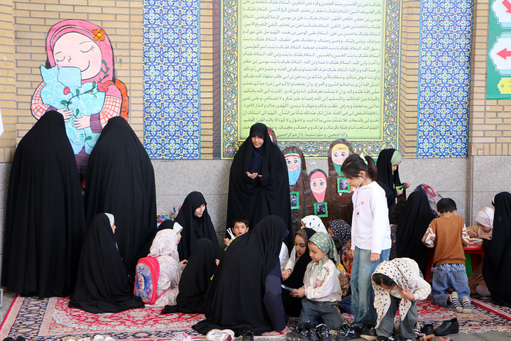 اجرای برنامه‌های جذاب کودکانه در حرم بانوی کرامت در روز دختر